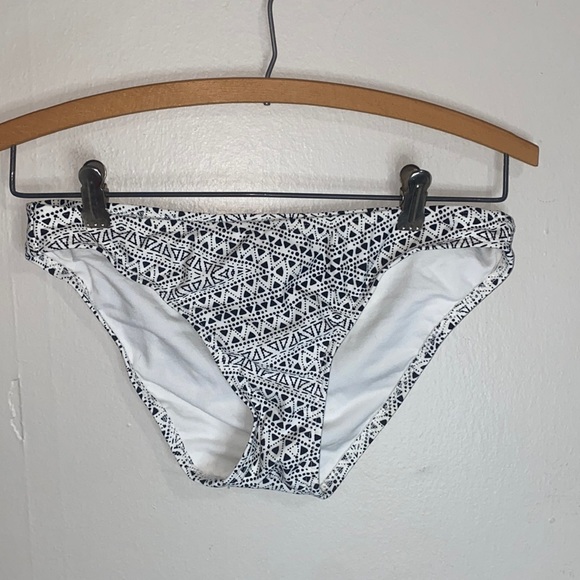 🌵Adorable NWT 2 piece bikini! - Picture 4 of 8